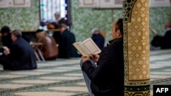 Citind Coranul în Marea Moschee din Bruxelles