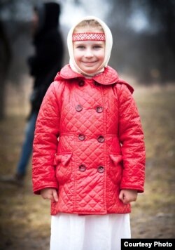 Гуканьне Вясны ў Вязынцы. Партрэт юнай удзельніцы. «Яна — падарунак ад Бога», прызнаецца аўтар. 2014