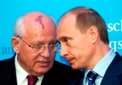 Former Soviet leader MIkhail Gorbachev (left) and Russian President Vladimir Putin in 2004.