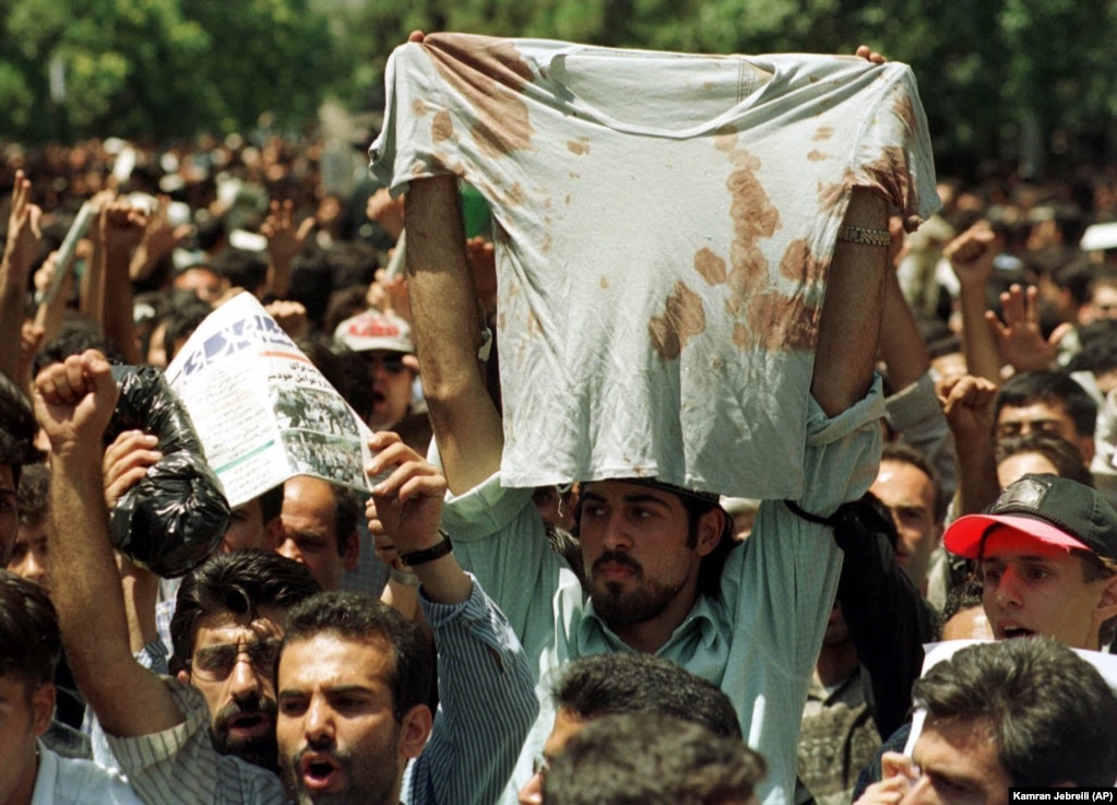 احمد باطبی در اعتراض‌های تیرماه ۷۸ پس از بالا بردن یک پیراهن خونین بازداشت شد و حکم اولیه او اعدام بود