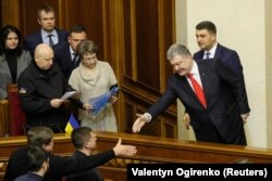 Петр Порошенко жмет руку парламентариям после голосования за его указ по введению военного положения. 26 ноября, 2018 года