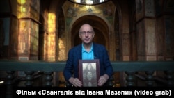 Посол України в Лівані Ігор Осташ з Мазепинським Євангеліє у Софії Київській. Стопкадр фільму «Євангеліє від Івана Мазепи»