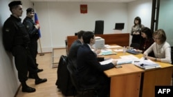 Суд расмийлари ва "Голос" уюшмаси адвокатлари, Москва, 2013 йил 25 апрел.