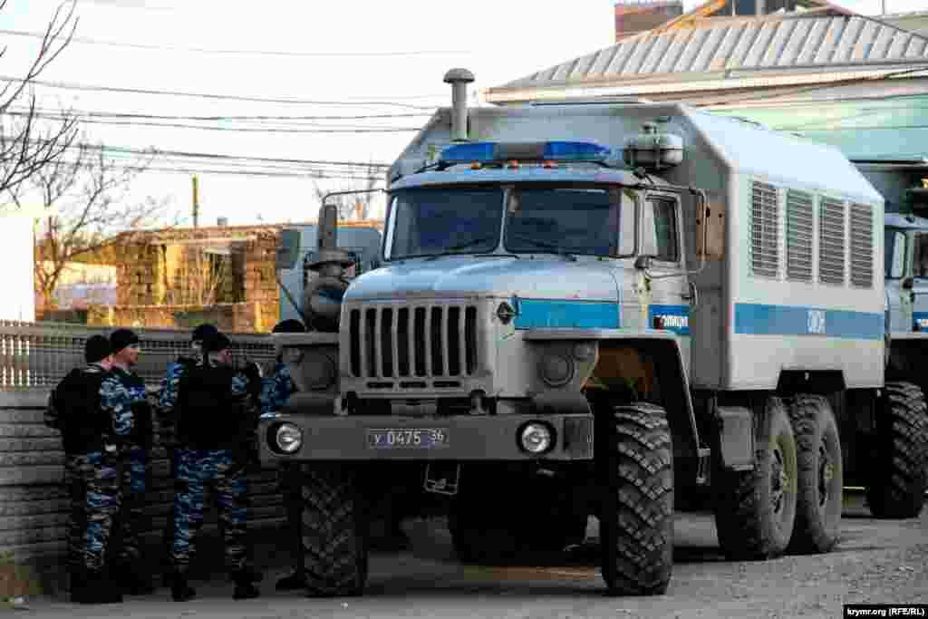 У разі відмови підкоритися їх вимогам, силовики погрожували штрафом в розмірі від 10 до 20 тисяч рублів.