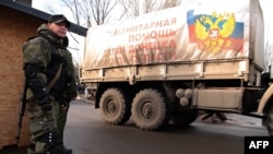 Сепаратист стереже один із попередніх російських «гуманітарних конвоїв», Макіївка, 21 грудня 2014 року