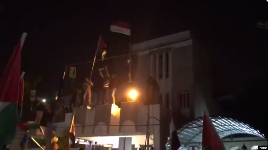 Protesters storm Bahraini embassy in Iraqi capital #Baghdad An Iraqi security official says protesters have stormed the Bahraini embassy compound in Baghdad in protest against a conference held in the gulf nation. 