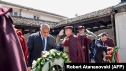 Премьер-министры Болгарии - Бойко Борисов (слева) и Северной Македонии - Зоран Заев возлагают венки к могиле македонского революционера Гоче Делчева, почитаемого в обеих странах. Скопье, 1 августа 2019 года 