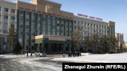 Ақтөбе облыстық әкімдігі ғимаратынан шығып келе жатқан адамдар. 7 ақпан 2019 жыл.