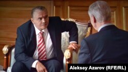 В тех эпизодах, в которых Нурсултан Назарбаев беседует с английским лордом, берущим у него интервью, Берик Айтжанов предстает в сильно загримированном виде. Кадр из фильма.