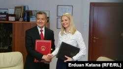 Ambasador Đi Ping i ministrica Natalija Trivić nakon potpisivanja ugovora