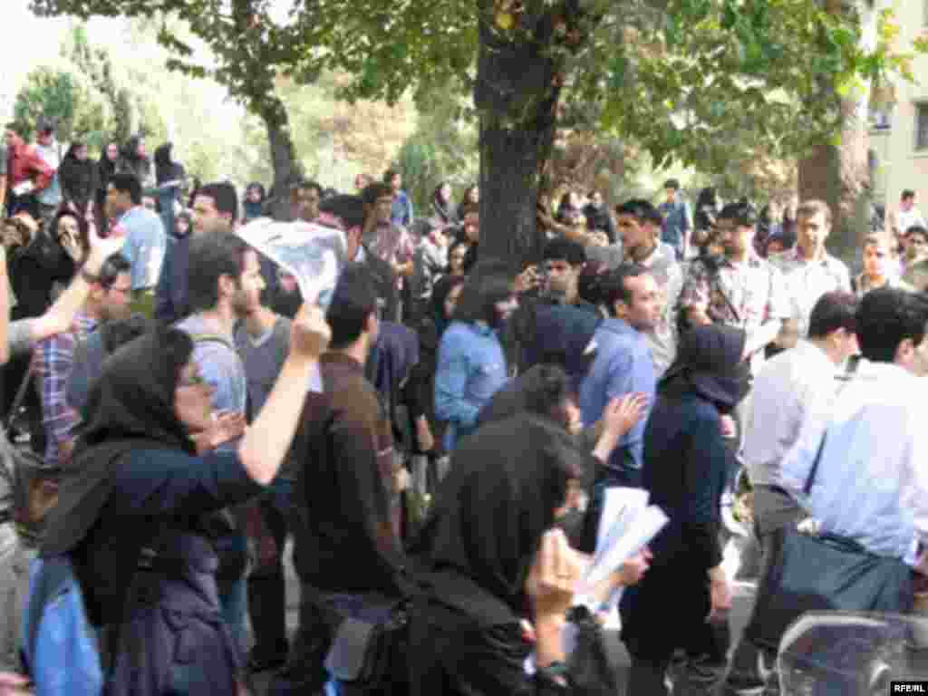 صدها نفر از دانشجویان مخالف محمود احمدی نژاد با حامیان وی در محوطه دانشگاه درگیر شدند.