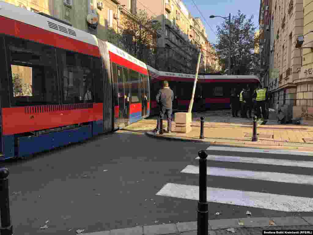 СРБИЈА - Едно лице загина, а петмина се повредени во тешка сообраќајна несреќа во центарот на Белград, кога трамвај излета од шините. Несреќата се случила кога автомобил Дачија поминал на црвено и се удрил во предниот дел на трамвајот, кој од силата на ударот излегол од шините, удрил во дрво и згазил пешак.