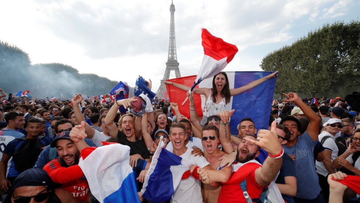 This photo of a celebrating Macron captures the excitement of France's World  Cup win.