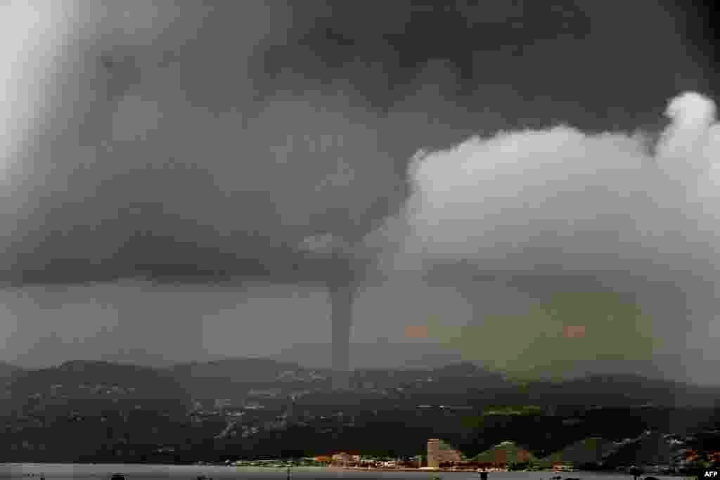 A tornado above Marina Baie des Anges in the southern French city of Nice. The national meteorological office says twisters occur in Nice once a year on average.&nbsp; (AFP/Valery Hache)