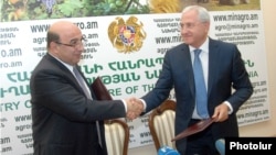 Armenia -- Energy Minister Armen Movsisian (L) and Agriculture Minister Sergo Karapetian sign a memorandum on the production of fertilizers in Vanadzor, 3June2012.