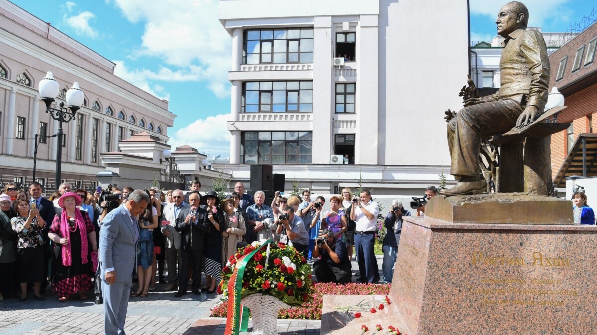 Памятник татарскому. Рустем Яхин памятник Казань. Памятники татарским композиторам в Казани. Памятник татарскому композитору. Рустем Яхин татарский композитор памятник.