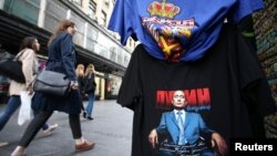 Prodaja majica sa likom ruskog predsednika Vladimira Putina u centru Beograda