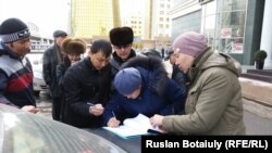 ​Активисты группы «Антигептил» подписываются под письмом на имя президента Казахстана. Астана, 19 марта 2015 года.