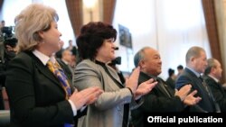 Кыргыз парламентинин 25 пайызын аял депутаттар түзөт.