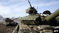 Горловка яқинидаги украин қўшинлари танклари.