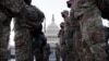 Членови на Националната гарда на САД пред Капитол во Вашингтон