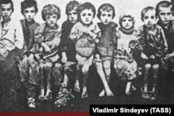 Фото голодних дітей із виставки документів з архівів КДБ. Київ, листопад 2006 року
