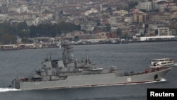 Nava rusească Azov trecând prin Bosfor spre Marea Mediteraneană, 6 octombrie 2015