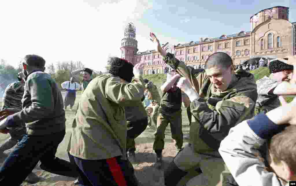 Расейцы ў казацкай форме падчас царкоўнага фэсту ў манастыры сьвятога Мікалая ў Яраслаўскай вобласьці 15 траўня. (Фота EPA)