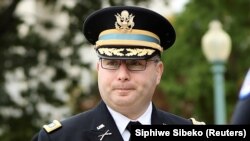 Першим свідчення дасть високопосадовець Білого дому, керівник Європейського відділу в Раді національної безпеки США підполковник Александер Віндман