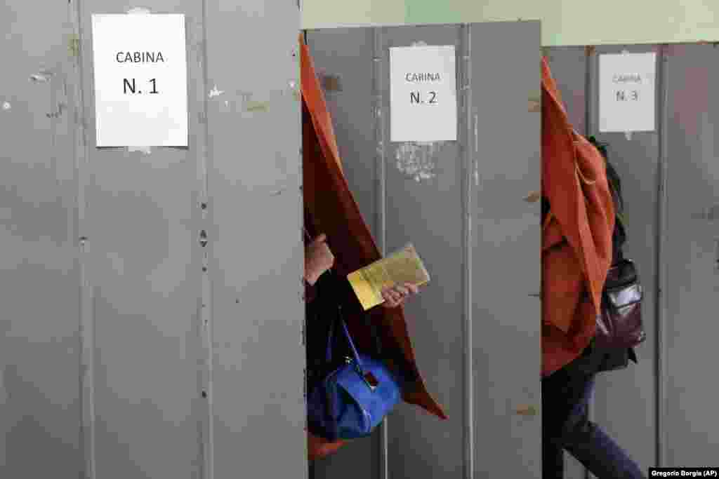ИТАЛИЈА - Ако не се постигне договор во последен момент за формирање на нова влада Италија треба да одржи нови избори на 8 јули, откако пред два месеца беа одржани избори без јасен исход, соопштија Движењето пет ѕвезди и ултрадесничарската партија Лига.