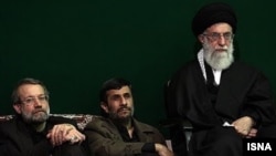 آیت الله علی خامنه ای (راست) همراه با محمود احمدی نژاد و علی لاریجانی، روسای قوای مجریه و مقننه