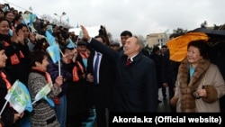 Нұрсұлтан Назарбаевтың Қазақстан президенті болып тұрған кезде Сара Назарбаевамен бірге Наурыз мерекесінде түскен суреті. Алматы, 22 наурыз 2013 жыл.