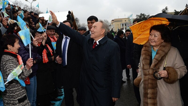 Нурсултан Назарбаев в бытность президентом с Сарой Назарбаевой на мероприятии, приуроченном к празднику Наурыз. Алматы, 22 марта 2013 года.