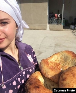 Кристина подметает с утра двор, печет в тандыре хлеб и делает все, что должна уметь кыргызская невестка.