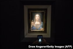 Та самая картина "Спаситель мира" в нью-йоркском аукционном доме. 15 ноября 2017 года