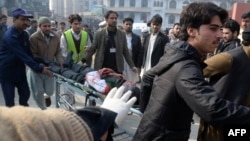 Пораненого внаслідок нападу доправляють у лікарню, 16 грудня 2014 року