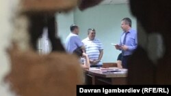 Албек Ибраимов со своими адвокатом в зале суда. 19 июля 2018 года.
