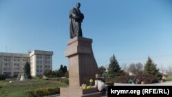 Біля пам'ятника Тарасу Шевченку в Севастополі, 9 березня 2016 року