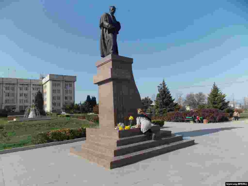 Ukraine, Crimea, Sevastopol - the activists came to the Shevchenko monument in Sevastopol, March 9, 2016