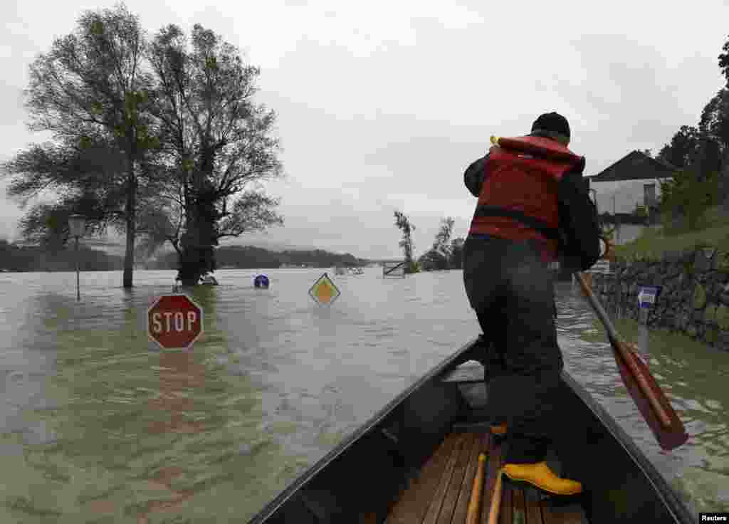 АВСТРИЈА - Во повеќе делови од Австрија обилните дождови предизвикаа поплави, а најтешка е ситуацијата во градот Русбах, кој е отсечено од светот. Властите апелираат населението да не ги напушта домовите, да избегнува возење со автомобили и поради својата безбедност да се задржува во повисоките делови на куќите.