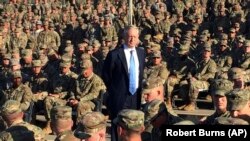 Министр обороны США Джим Мэттис с военными.