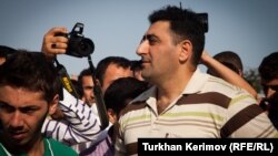Ադրբեջան - Հայրենիք վերադարձած մարդասպան Ռամիլ Սաֆարովը այցելում է «Շեհիդների ծառուղի», Բաքու, 31-ը օգոստոսի, 2012թ.