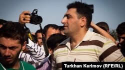 Венгрия экстрадициялаган Рамил Сафаровду Азербайжанда "баатыр" катары тосуп алышкан. 31-август, 2012-жыл. 