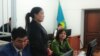 Сайрагуль Сауытбай (в центре) на судебном заседании в городском суде Талдыкоргана по ее прошению об убежище в Казахстане, 28 марта 2019 года. 