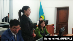 Сайрагуль Сауытбай на процессе оспаривает отказ в предоставлении ей статуса беженки. Рядом с ней – ее муж Уали Ислам и адвокат Айман Умарова. Алматинская область, 28 марта 2019 года.