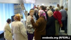 Чарга за грашовай дапамогай, верасьнь 2011-га.