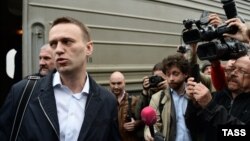 Блоггер Алексей Навалний Киров шаҳри темир йўл вокзалида, 2013 йил 17 апрел.