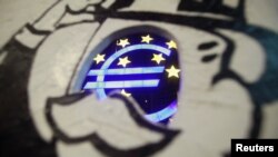 Скульптурное изображение евро у здания ЕСБ во Франкфурте
