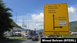 Так виглядають дорожні вказівники на Балканах