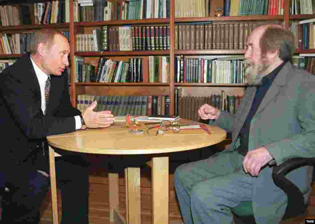 Аляксандар Салжаніцын і Ўладзімер Пуцін, 2000